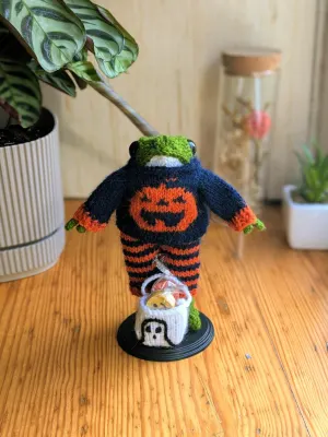 В’язана жабка на Геловін 🎃