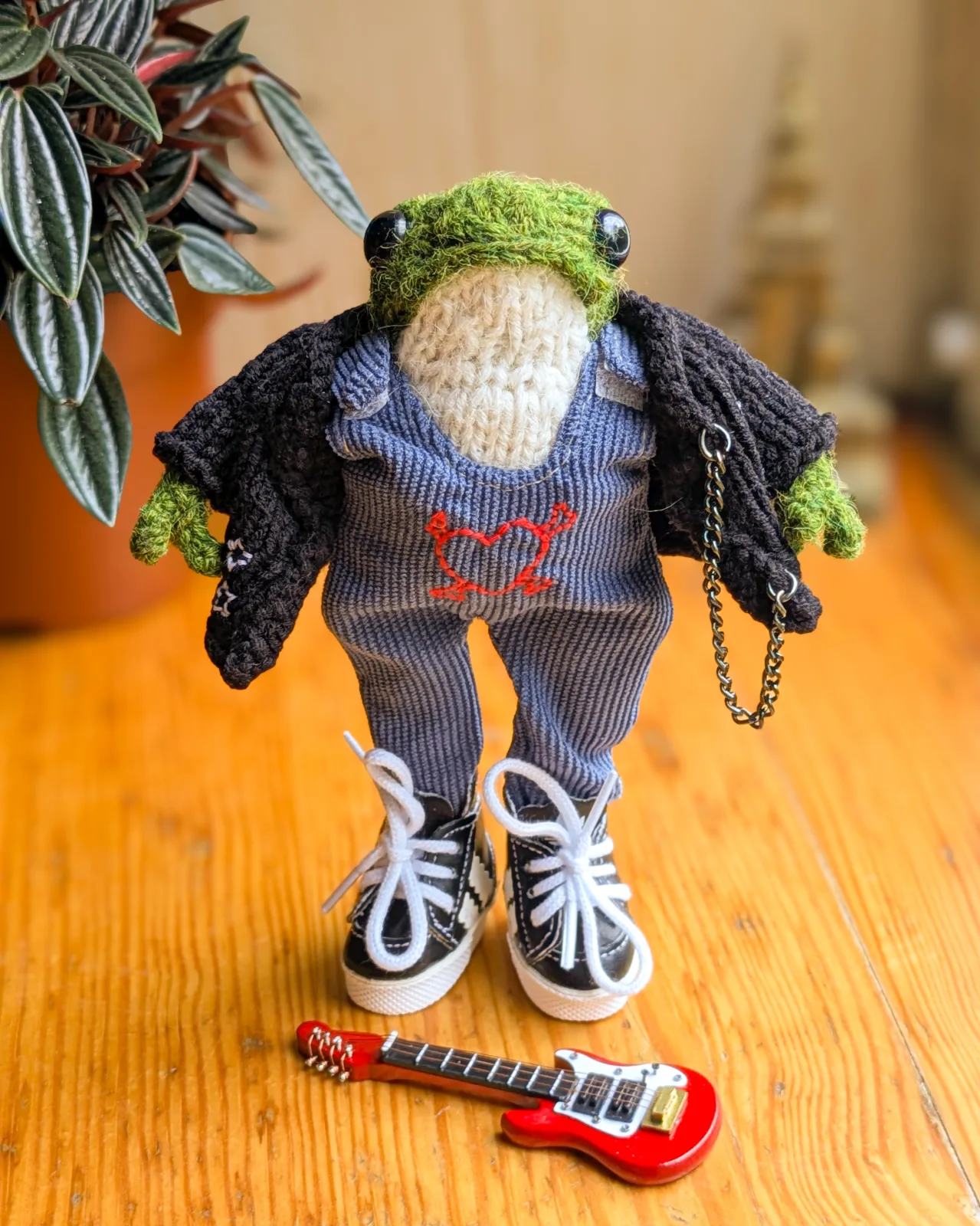 В’язана жабка у панк-образі 🐸🤘